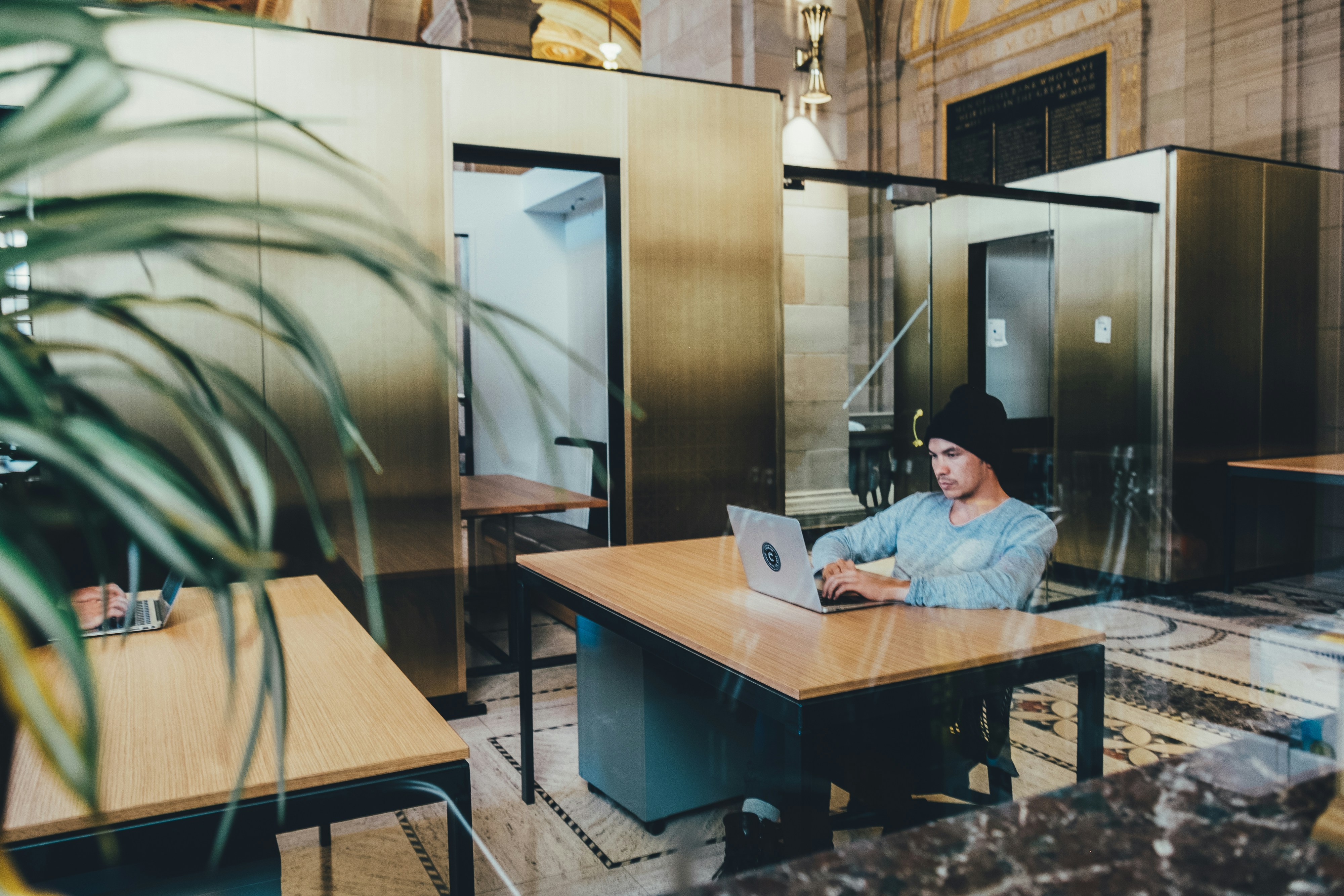 crew-IXHNBGTKJfw-unsplash.jpg